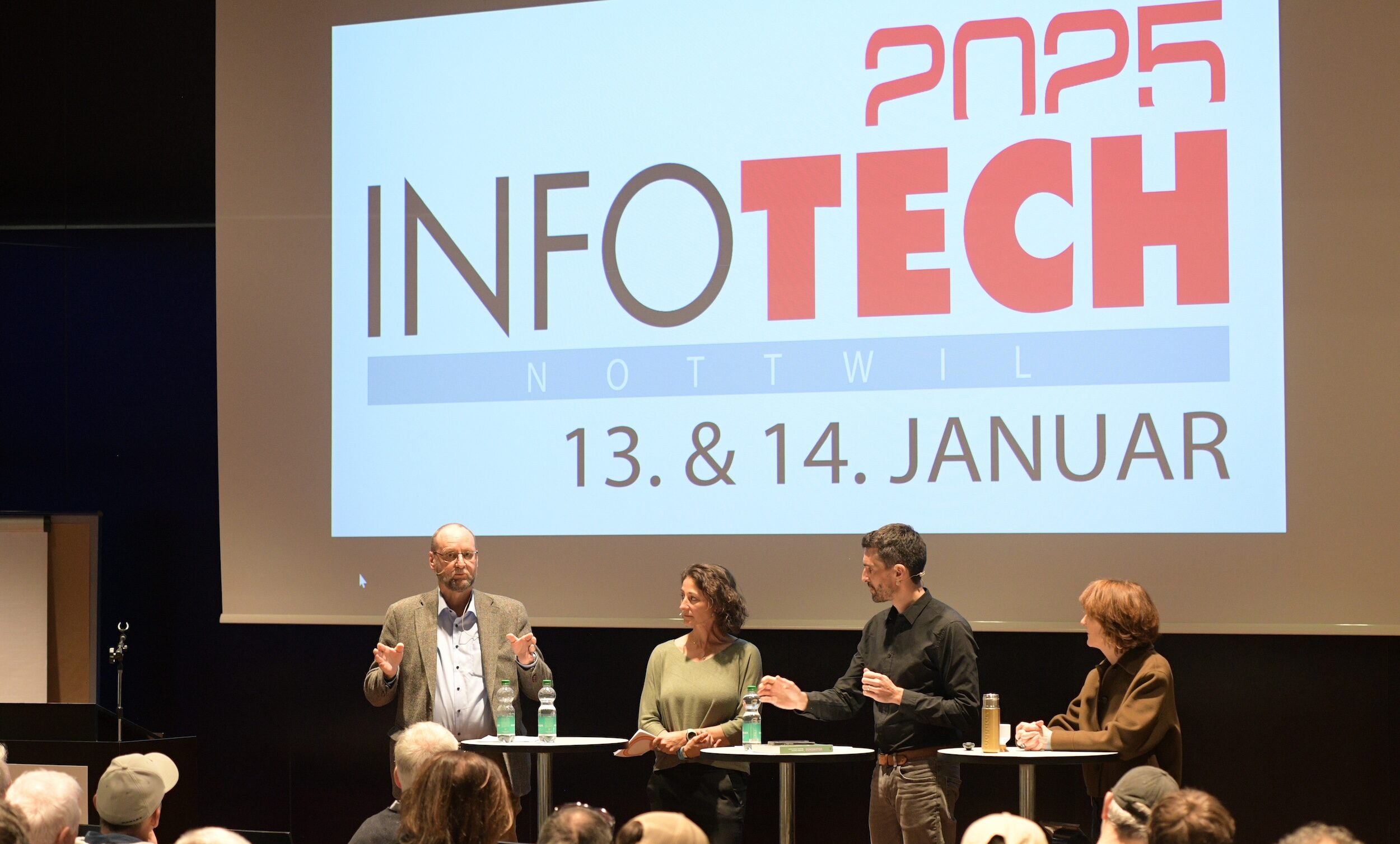 Forum mit ASTRA-Direktor Jürg Röthlisberger, E-Bike-City-Projektleiterin Catherine Elliot, Moderator Christian Rocha und Input-Referentin Ursula Wyss.