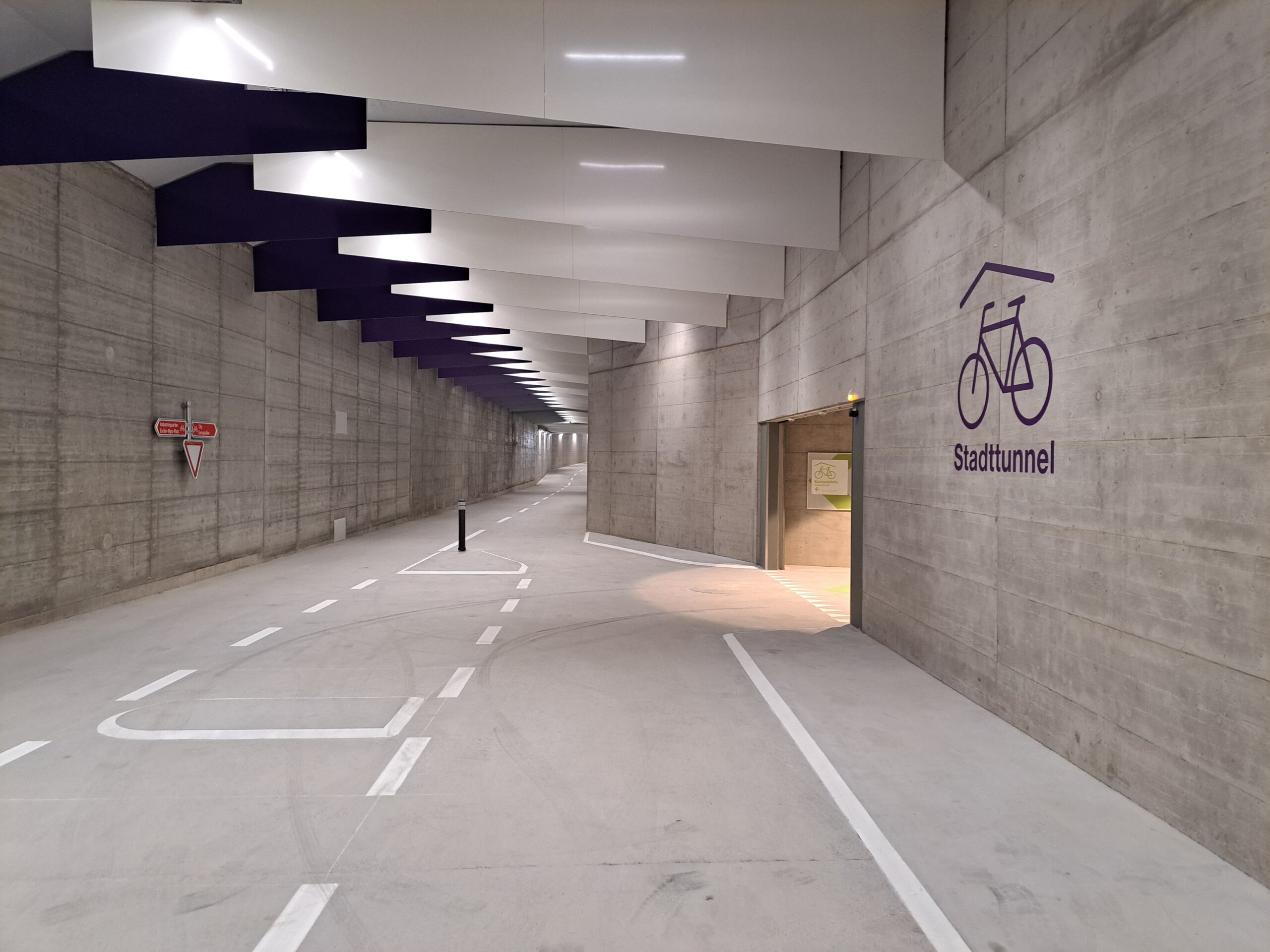 Ein Ausschnitt des Velotunnels mit sichtbarer Beschilderung