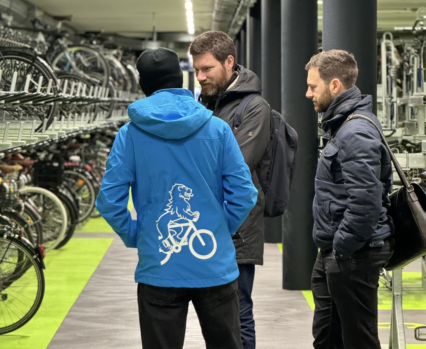 Auf einer kurzen Rundtour um den Hauptbahnhof Zürich werden verschiedene gängige Veloabstellsysteme besichtigt.