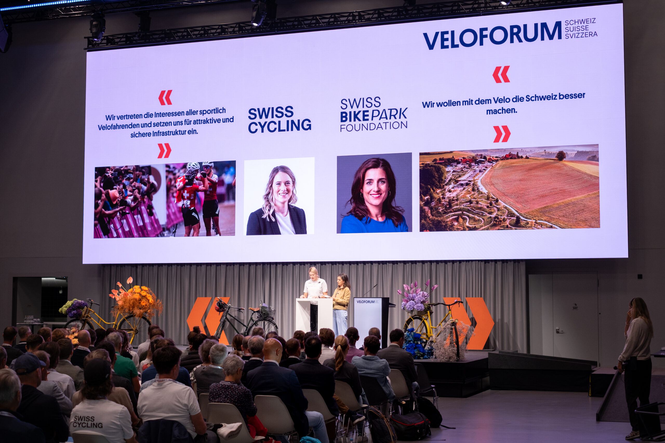Vertreterinnen und Vertreter von Swiss Cycling und der Swiss Bike Park Foundation präsentieren ihre Anliegen am Veloforum.