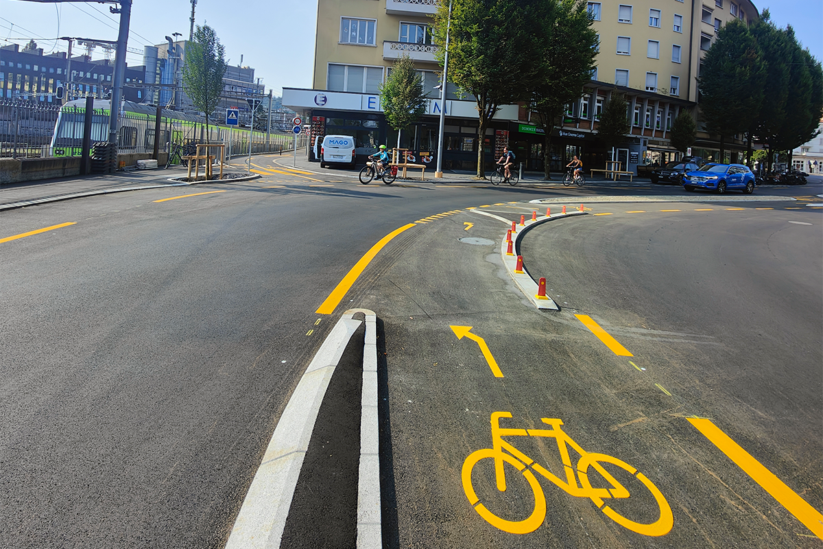 Zone centrale sécurisée par une bordure sur la Zentralstrasse pour permettre de tourner vers la « Gleis Null » (Photo: Ville de Lucerne)